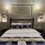 Midland Cave Hotel *